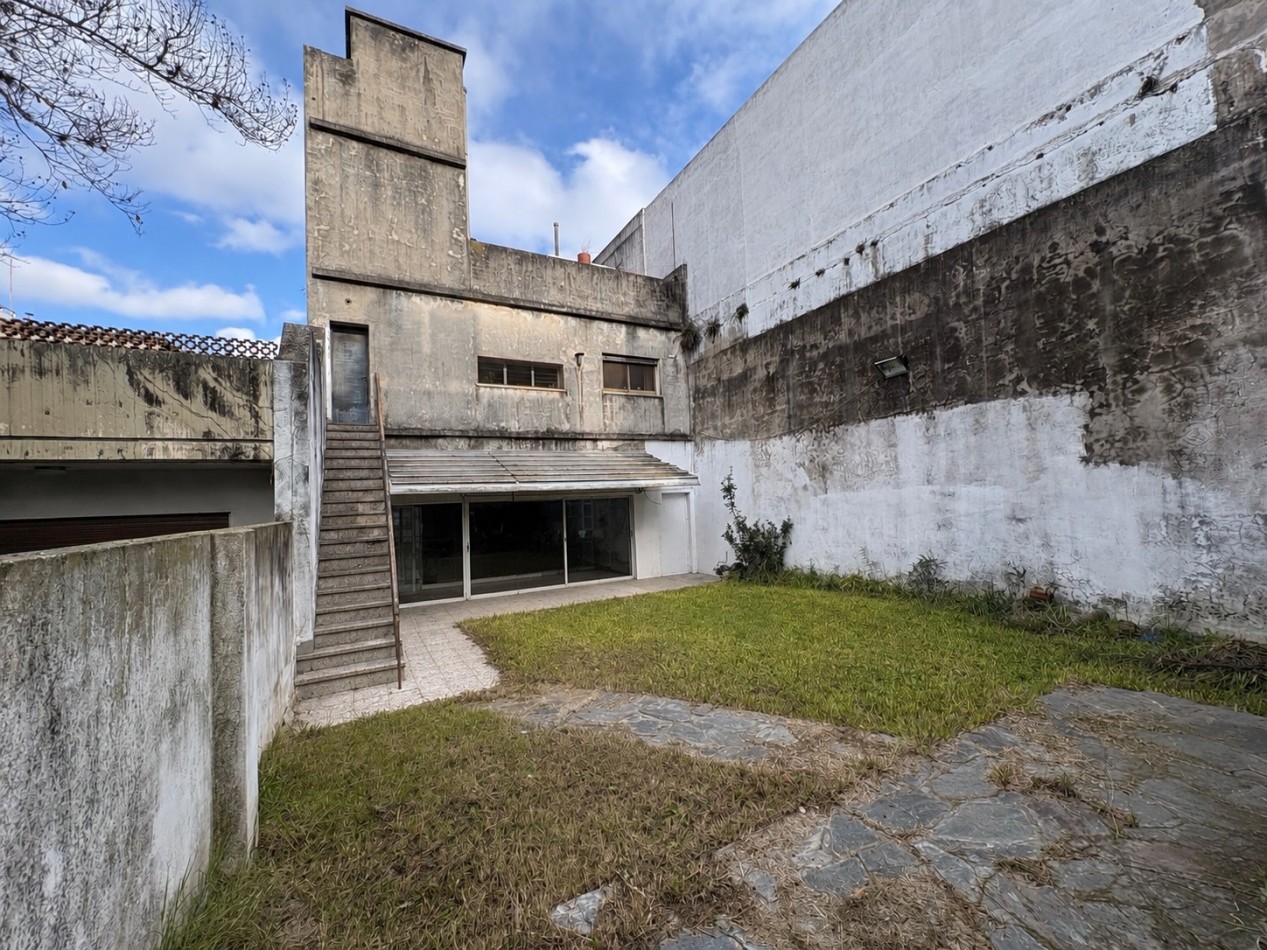 Venta en Block departamento 3 ambientes/ 2 locales comerciales/ vivienda a refaccionar con fondo libre