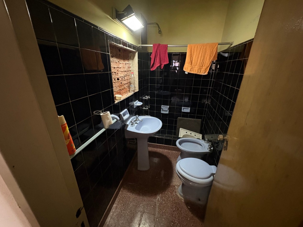 Venta en Block departamento 3 ambientes/ 2 locales comerciales/ vivienda a refaccionar con fondo libre