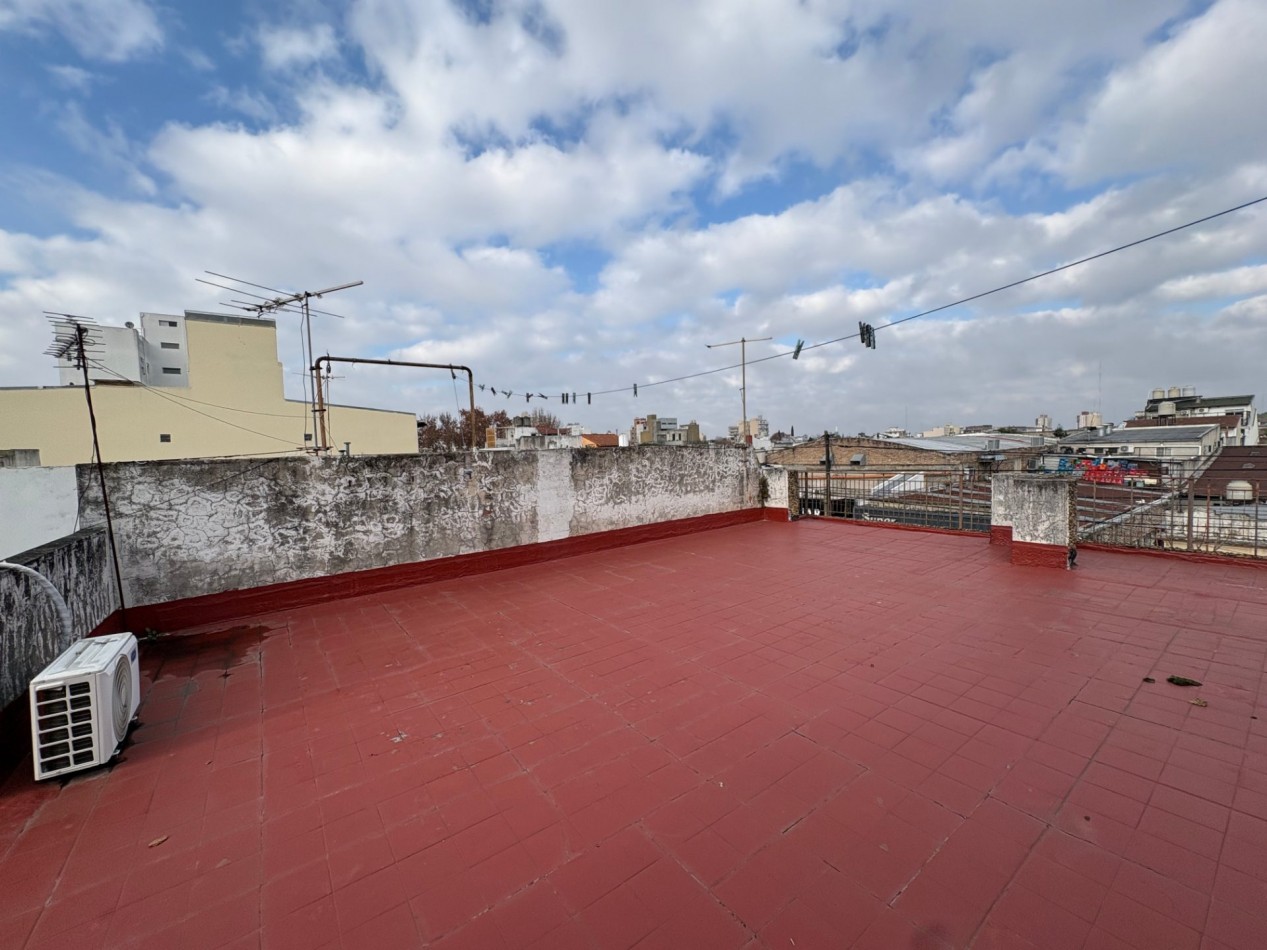 Venta en Block departamento 3 ambientes/ 2 locales comerciales/ vivienda a refaccionar con fondo libre