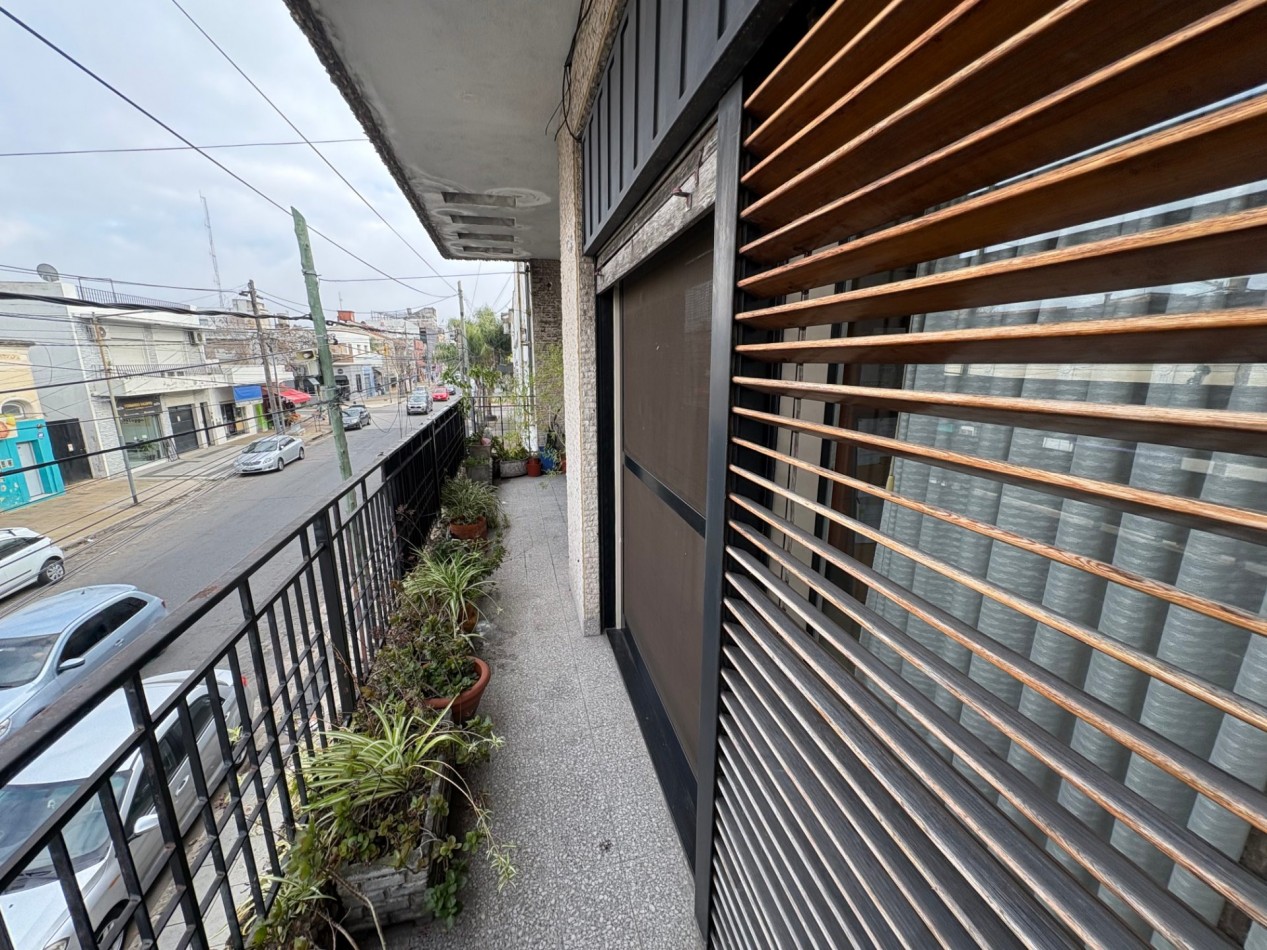 Venta en Block departamento 3 ambientes/ 2 locales comerciales/ vivienda a refaccionar con fondo libre