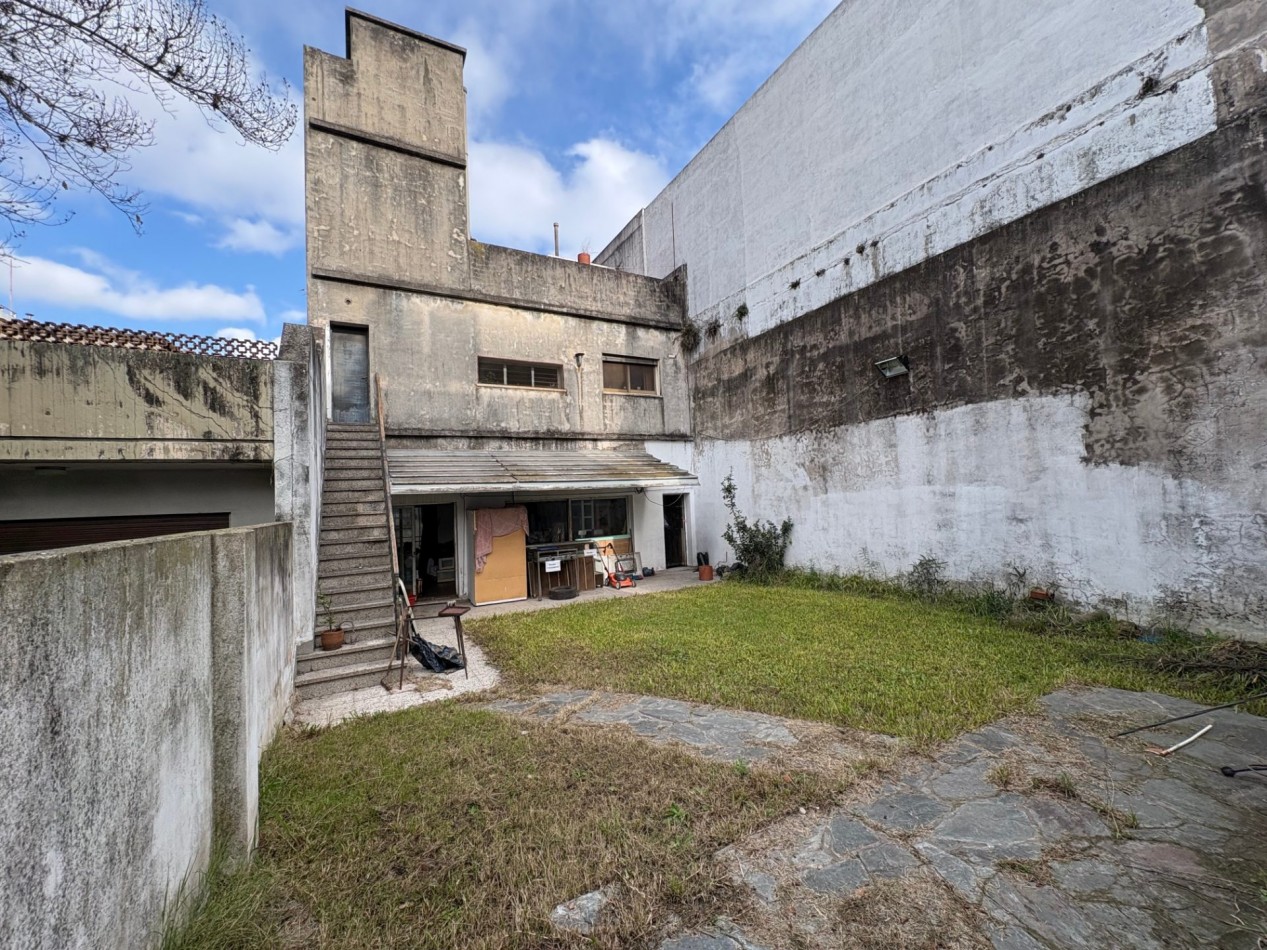 Venta en Block departamento 3 ambientes/ 2 locales comerciales/ vivienda a refaccionar con fondo libre