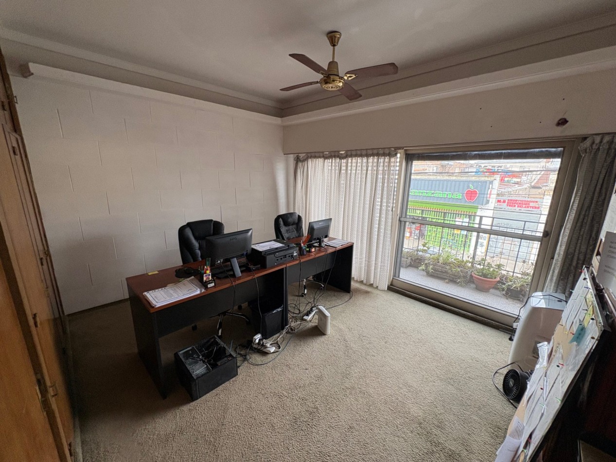 Venta en Block departamento 3 ambientes/ 2 locales comerciales/ vivienda a refaccionar con fondo libre