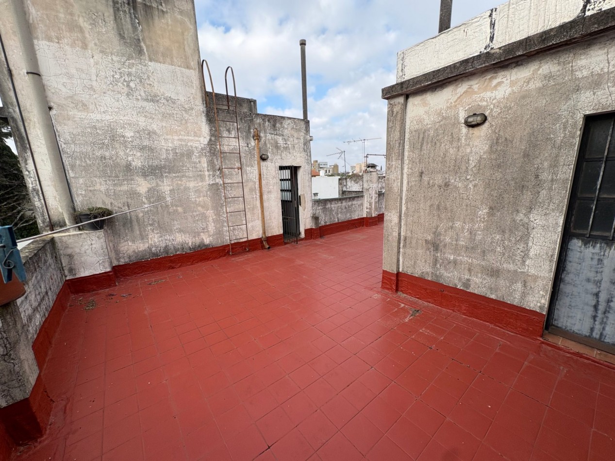 Venta en Block departamento 3 ambientes/ 2 locales comerciales/ vivienda a refaccionar con fondo libre