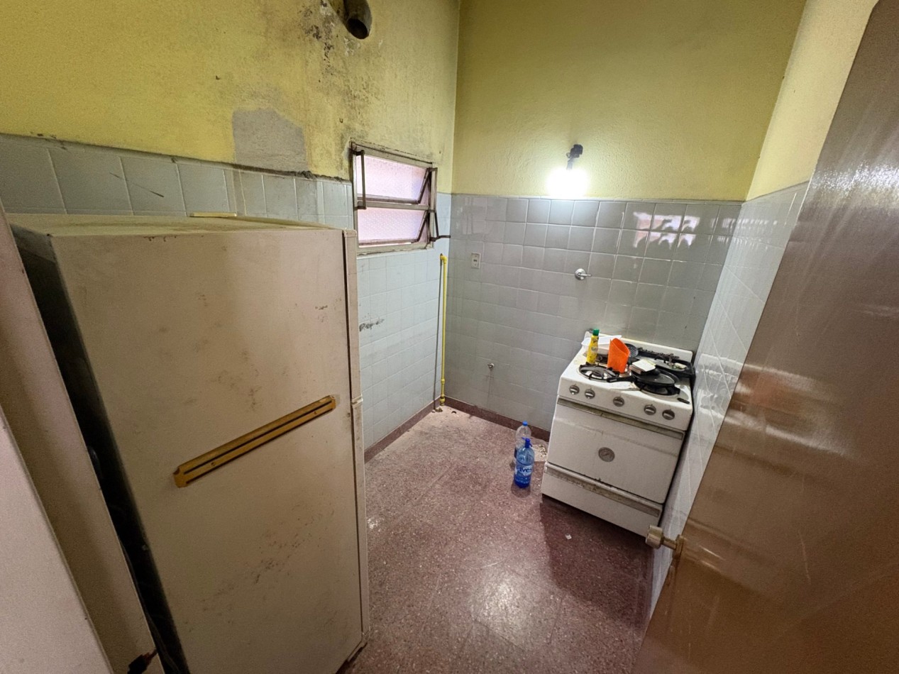 Venta en Block departamento 3 ambientes/ 2 locales comerciales/ vivienda a refaccionar con fondo libre