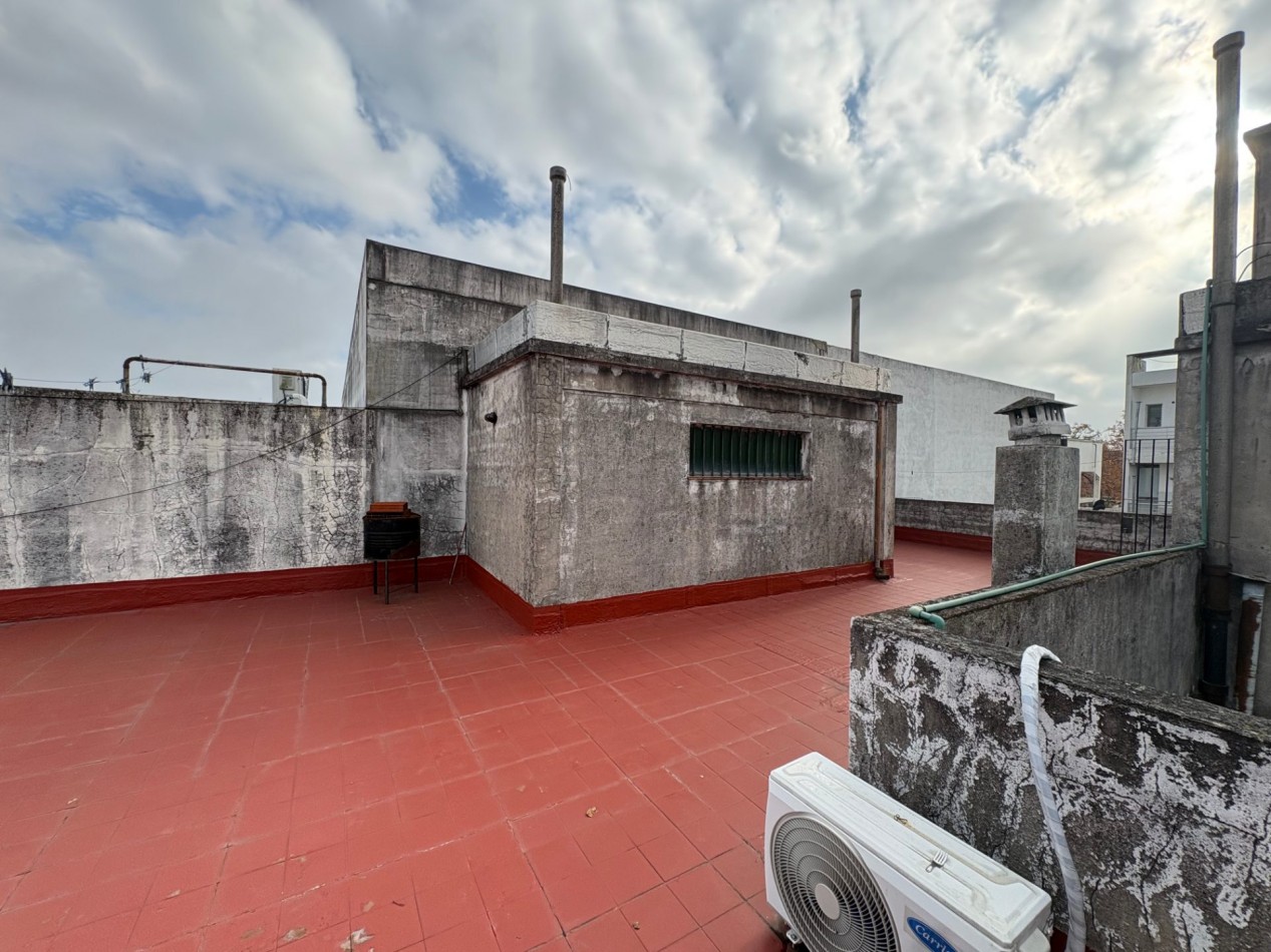 Venta en Block departamento 3 ambientes/ 2 locales comerciales/ vivienda a refaccionar con fondo libre