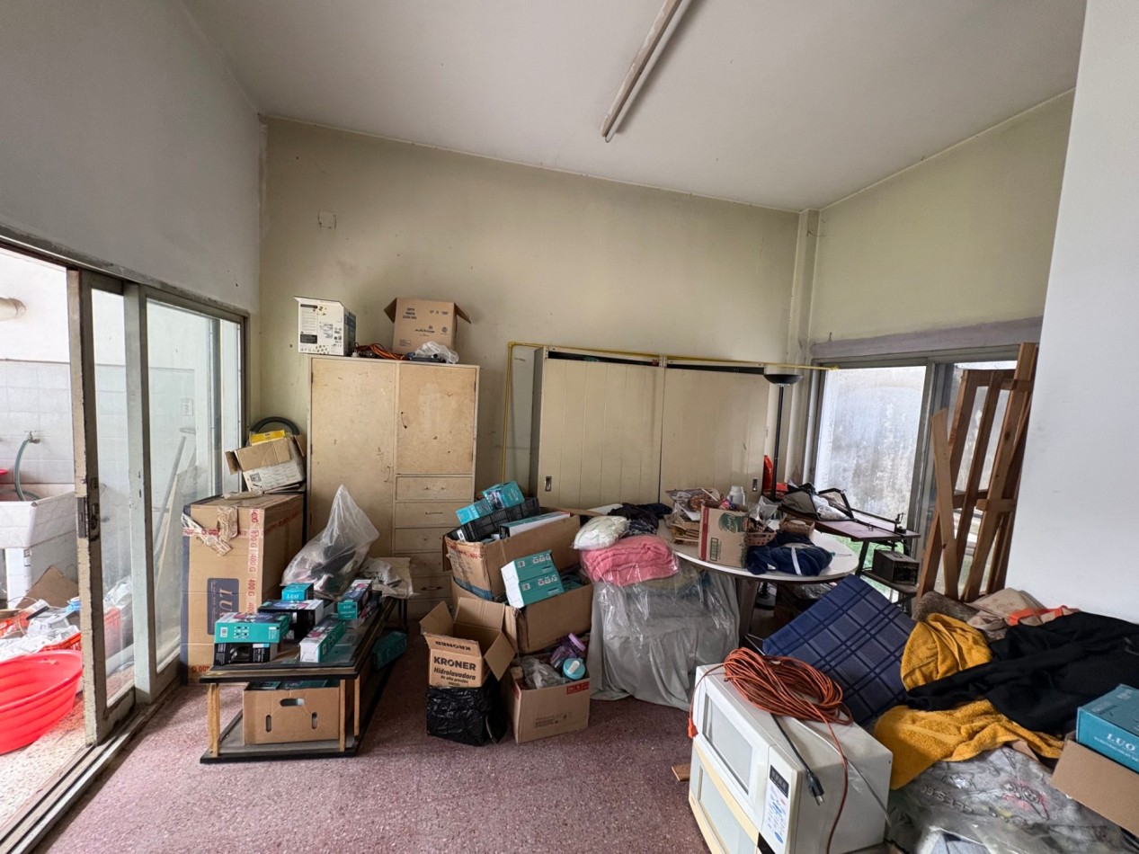 Venta en Block departamento 3 ambientes/ 2 locales comerciales/ vivienda a refaccionar con fondo libre