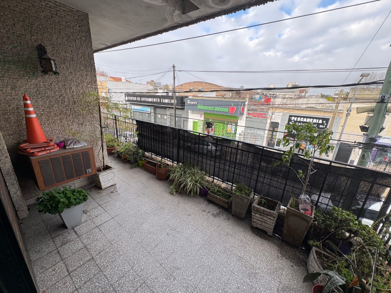 Venta en Block departamento 3 ambientes/ 2 locales comerciales/ vivienda a refaccionar con fondo libre