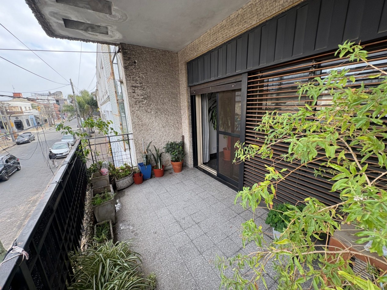 Venta en Block departamento 3 ambientes/ 2 locales comerciales/ vivienda a refaccionar con fondo libre