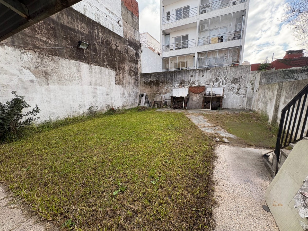Venta en Block departamento 3 ambientes/ 2 locales comerciales/ vivienda a refaccionar con fondo libre